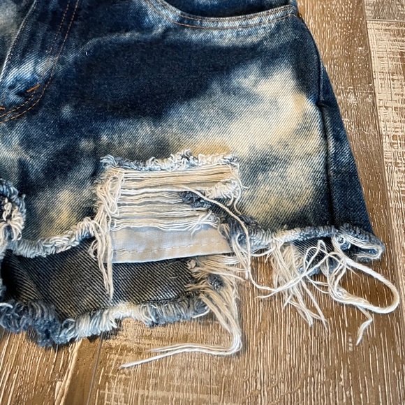 Levi’s upcycled denim shorts “the laundry room” - Picture 2 of 7